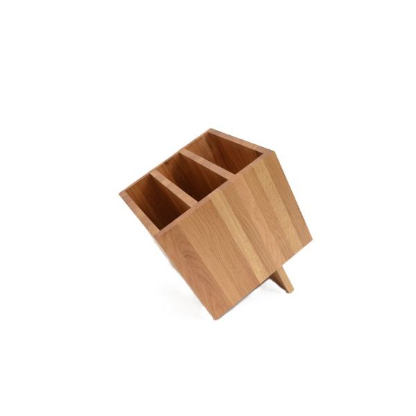 Der Cubo Holzordner hat drei Fächer und ein schräges, einbeiniges Design mit zeitlosem Stil. Ideal als Zeitschriftensammler, passt er perfekt zu Eichenmöbeln vor einem klaren, weißen Hintergrund.