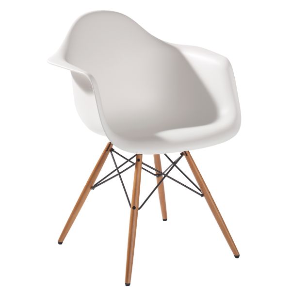 Ein weißer Vitra Armlehnstuhl mit DAW Gestell Ahorn gelblich (nicht recycelt) - jetzt im Lagerabverkauf, ideal für stilvolle Wohnräume mit eleganten Holzbeinen.
