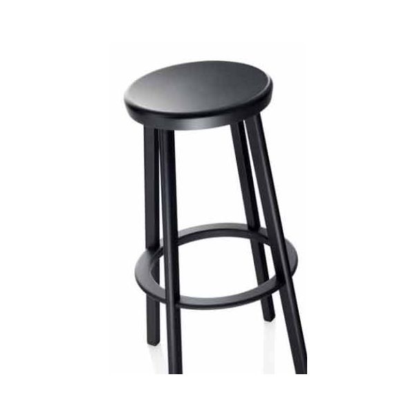 Der Déja-vu Stool (3) (schwarz) ist ein schwarzer Barhocker von Magis mit runder Sitzfläche und vier Beinen, der aus einer schrägen Überkopfperspektive gezeigt wird.