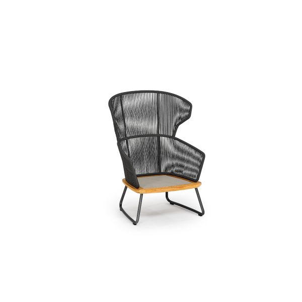 Denia Relax Sessel (ohne Polster) von Weishäupl hat eine hohe, geschwungene Rückenlehne aus schwarzem Geflecht und Metallbeine - eine elegante Wahl als Gartenmöbel für jede Umgebung.