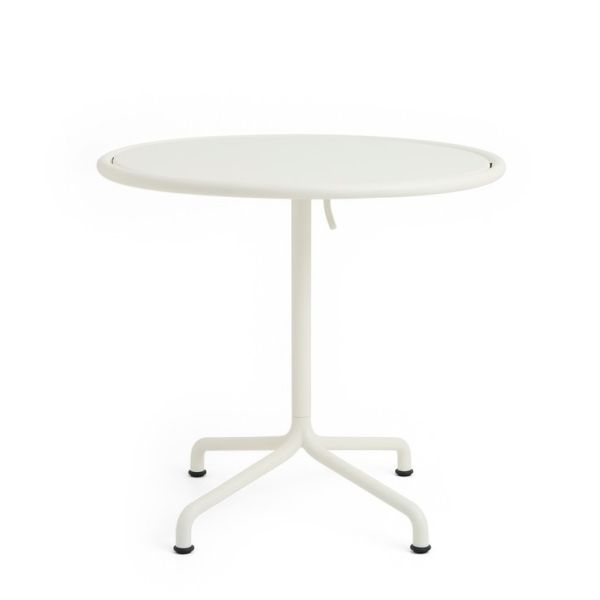 Der Deville Table Ø 80 cm (cremeweiß) ist ein runder, weißer Bistrotisch mit drei Beinen und schwarzer Fußspitze, der sich perfekt als Tisch für den Außenbereich eignet, hier vor einem schlichten weißen Hintergrund.