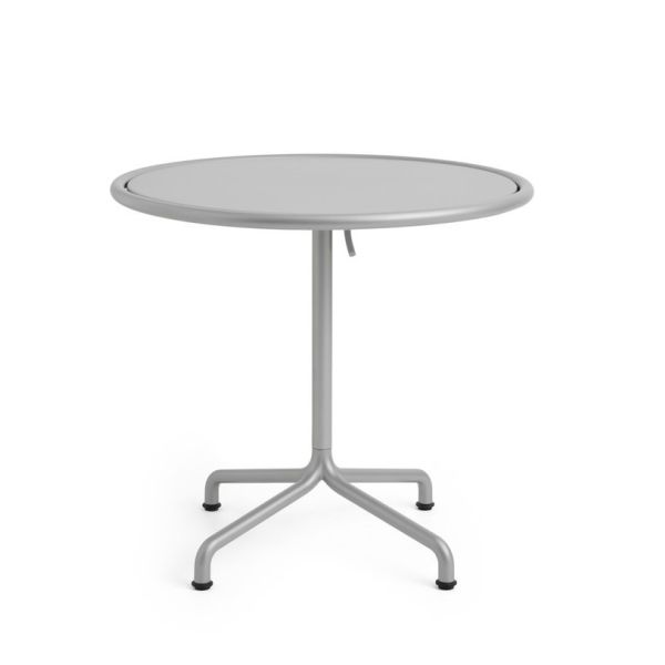 Der Deville Tisch Ø 80 cm in Silbergrau hat eine runde Platte und ein zentrales Bein mit vier Füßen, wodurch er sich perfekt für den Außenbereich eignet; abgebildet auf weißem Hintergrund.