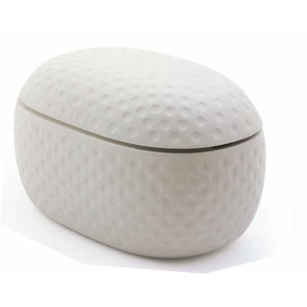 El Bául ist eine weiße, ovale Aufbewahrungsbox mit einer genoppten, golfballähnlichen Struktur und einem abnehmbaren Deckel - ideal als robuste Box für das Kinderzimmer.