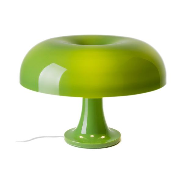 Die Tischleuchte „Nessino“ (grün) ist eine pilzförmige Leuchte mit einer glänzend grünen Oberfläche, die vom italienischen Design der 1960er Jahre inspiriert ist. Sie steht auf einem weißen Hintergrund, wobei das Netzkabel vom Sockel der Leuchte ausgeht.