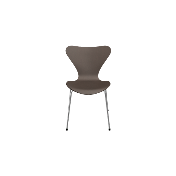 Der Jacobsen 3107 natur (Eiche dunkel gebeizt) ist ein moderner brauner Stuhl mit geschwungener Rückenlehne und Metallbeinen, der in der Frontansicht vor einem schlichten Hintergrund gezeigt wird und von Arne Jacobsens Serie 7 für Fritz Hansen inspiriert 