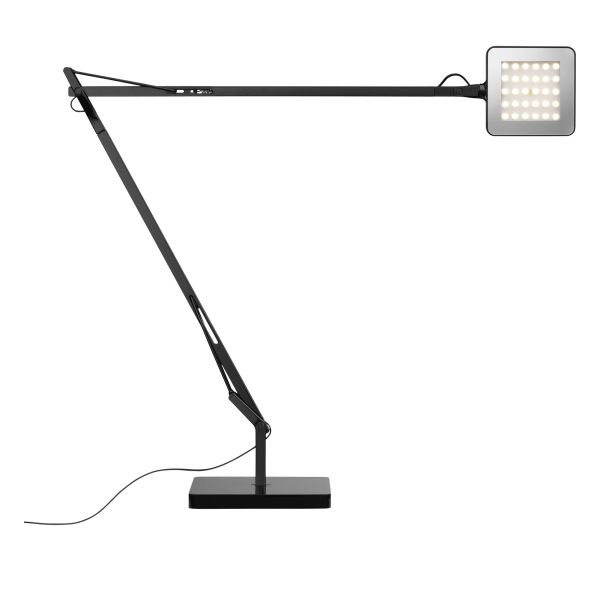 Der Kelvin LED Tisch (3) (schwarz glänzend) ist eine moderne, schwarze, verstellbare Tischleuchte mit einem quadratischen LED-Kopf und einem flachen, rechteckigen Sockel.
