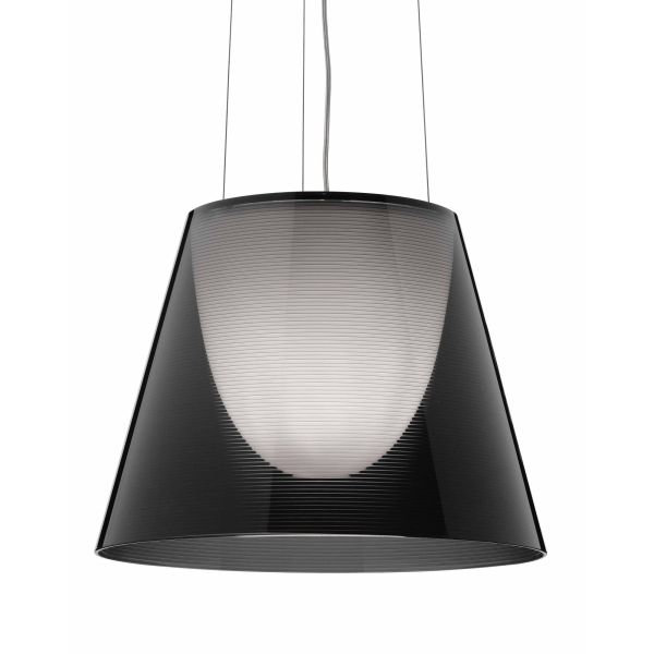 Moderne schwarze KTribe S2 (fumé) Pendelleuchte mit einem breiten, leicht konischen Schirm, der an zwei dünnen Drähten aufgehängt ist.