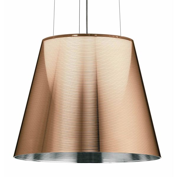 Die KTribe S2 (Bronze) ist eine moderne, kegelförmige Pendelleuchte aus Metall mit dünnen horizontalen Streifen, die elegant an zwei Drähten aufgehängt sind.