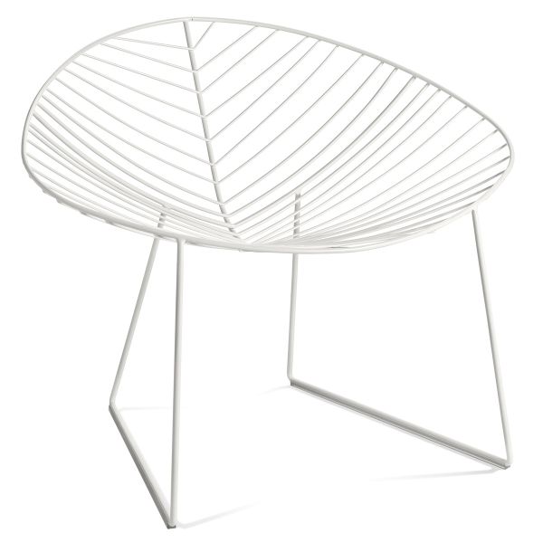 Der Leaf Loungesessel (weiß) hat ein minimalistisches weißes Metallgestell mit einem blattgemusterten Drahtsitz und abgewinkelten Beinen, entworfen von arper.