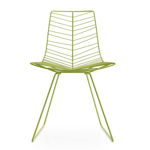 Der Leaf Stuhl (grün) ist ein moderner grüner Drahtgestellstuhl mit abgewinkelten Beinen und einer geometrischen V-förmigen Rückenlehne, inspiriert durch das elegante Design des arper Leaf Stuhls.