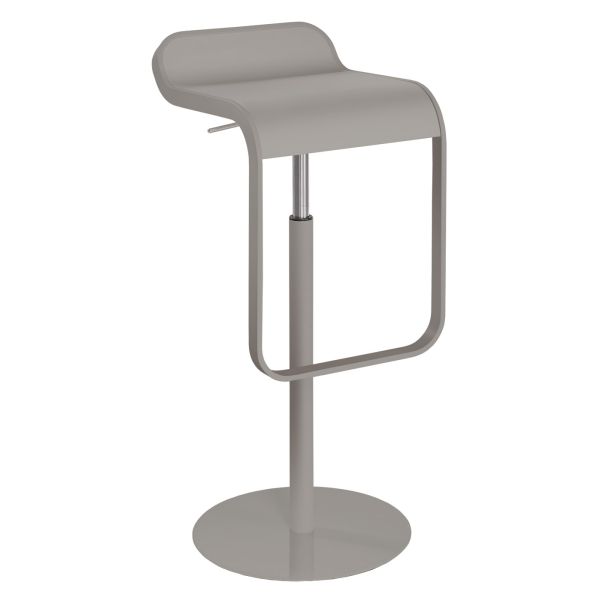 Der LEM Barhocker, Modell Gestell und Sitz lackiert (tortora) (H66-79 cm), zeichnet sich durch einen modernen, geschwungenen Sitz, ein schlankes Gestell und eine Fußstütze auf einem runden Sockel aus, der vom japanischen Design inspiriert ist.