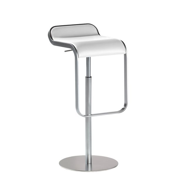 Der LEM Leder weiß (H66-79 cm) ist ein moderner Barhocker aus weißem Leder mit geschwungener Sitzfläche, silberner Fußstütze und rundem Fußkreuz, abgebildet auf weißem Hintergrund.