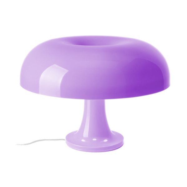 Die Tischleuchte „Nessino“ (Lavendel) ist eine glänzende, kuppelförmige Tischleuchte mit einem breiten Schirm und einem abgerundeten Sockel, die vom italienischen Design der 60er Jahre inspiriert ist. Abgebildet in Lavendelviolett vor weißem Hintergrund.