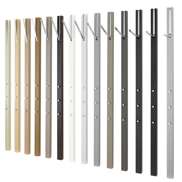 Linie Basisfarben: Vierzehn farbenfrohe vertikale Metallpfosten, jeder mit einer Halterung an der Spitze, bilden eine minimalistische und platzsparende Garderobenlösung - perfekt für moderne Räume.