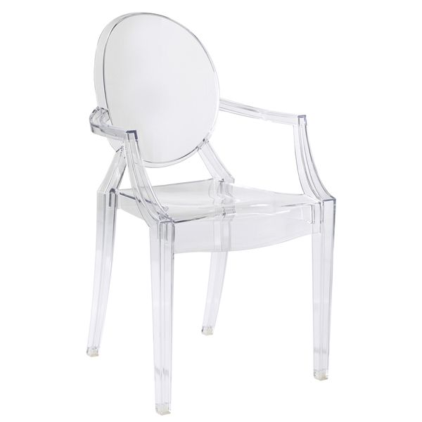 Der Louis Ghost ist ein moderner Stuhl aus klarem Acryl mit Armlehnen und runder Rückenlehne, der von Philippe Starcks ikonischem Design für Kartell inspiriert ist und vor einem weißen Hintergrund steht.