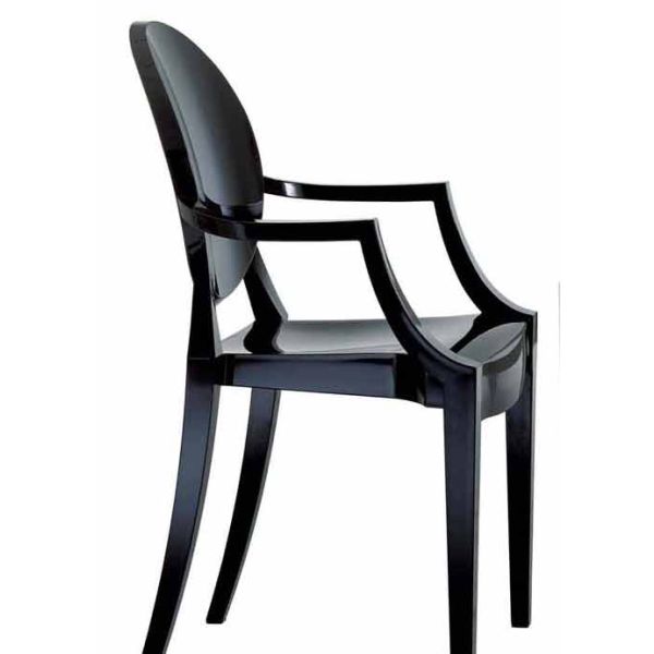 Der Louis Ghost (schwarz glänzend) ist ein moderner Sessel aus schwarzem Kunststoff mit glänzender Oberfläche, geschwungener Rückenlehne und schlanken, kantigen Beinen, die an das ikonische Design von Philippe Starck erinnern.
