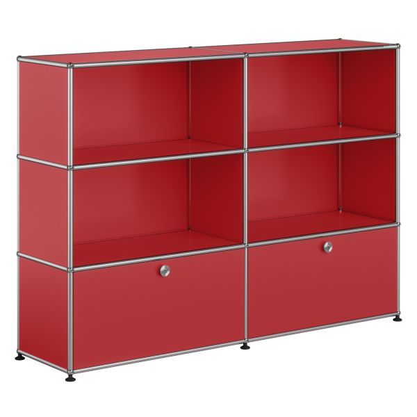 Das USM Haller Highboard in Rubinrot mit 2 Klapptüren und 4 Fächern, umrahmt von silbernen Rohren, ist eine stilvolle modulare Aufbewahrungslösung für moderne Innenräume.