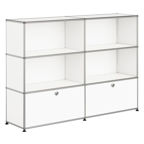 USM Haller Highboard in Reinweiß mit 2 Klapptüren im unteren Bereich und 4 offenen Fächern - inspiriert vom USM Haller Sideboard.