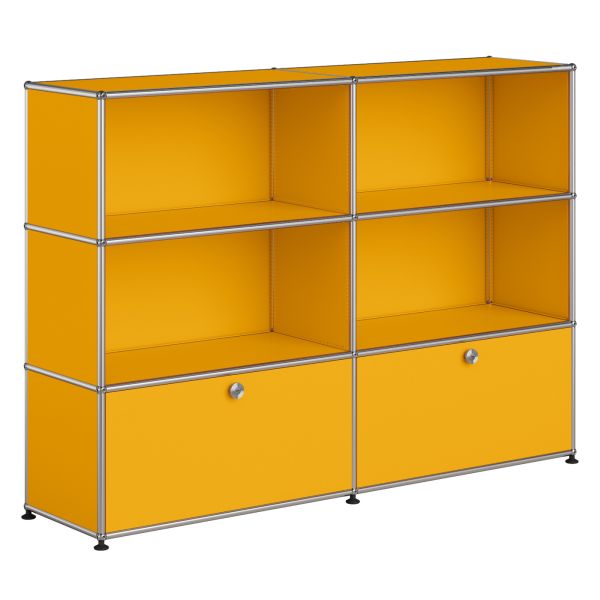 Das USM Haller Highboard in Goldgelb verfügt über 2 versenkbare Türen und 4 Fächer - eine elegante, modulare Aufbewahrungslösung mit silbernen Akzenten für moderne Innenräume.