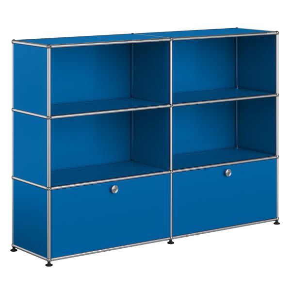 Enzian blaues USM Haller Highboard mit 2 Klapptüren und 4 Fächern, das eine stilvolle, modulare Aufbewahrungslösung bietet.
