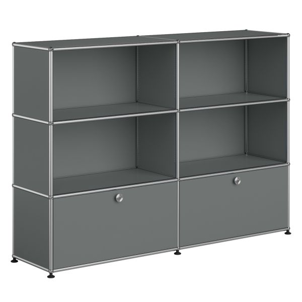 Das USM Haller Highboard in Mittelgrau mit 2 Klapptüren und 4 Fächern bietet modularen Stauraum für organisiertes Wohnen.