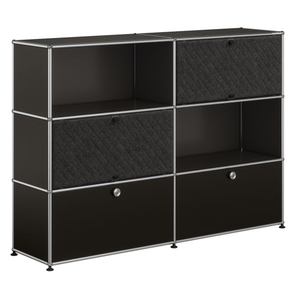 Das USM Haller Highboard mit 2 Klapptüren und 2 Soft Panels in Graphitschwarz verbindet modernes Design mit Stauraumvielfalt - eine kultige Wahl für zeitgenössische Interieurs.