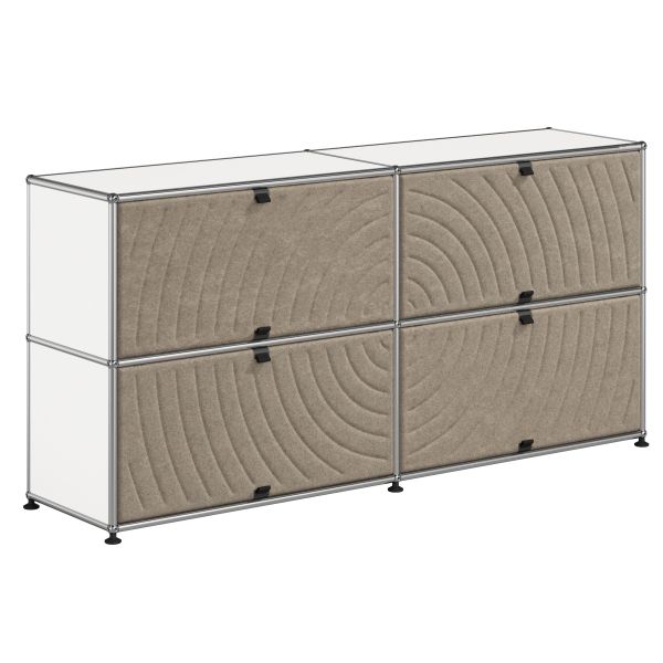 Modernes USM Haller Sideboard mit 4 Soft Panels in reinweiß, mit strukturierten beigen Fronten und schwarzen Griffen auf Metallgestell-eine Hommage an zeitloses Design.