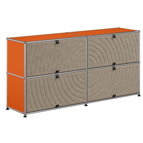 USM Haller Sideboard mit 4 Soft Panels (reinorange) mit strukturierten Fronten und einem Metallrahmen auf verstellbaren Füßen in orange und beige.