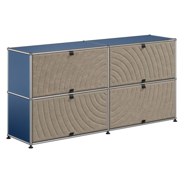 USM Haller Sideboard mit 4 Soft Panels (stahlblau): Mit blauen und grauen Paneelen an den Vordertüren, eingefasst in einen Metallrahmen mit schwarzen Verschlüssen.