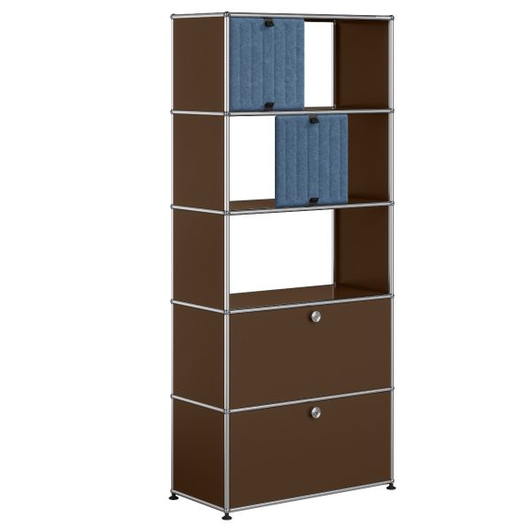 USM-Haller Regal mit 2 Soft Panel in USM braun, ausgestattet mit zwei blauen Aufbewahrungsboxen, zwei geschlossenen Schubladen unten und legendärem Designklassiker-Charme.