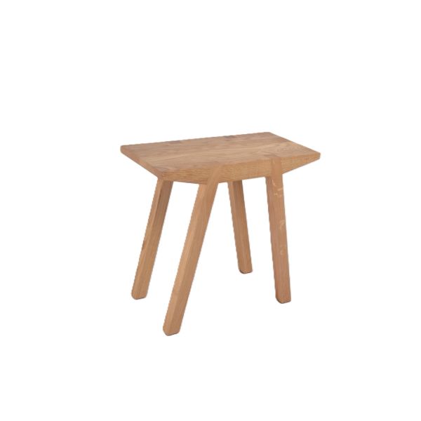 Der Mainzer Hocker ist ein kleiner Holzhocker mit drei Beinen und einer flachen, rechteckigen Sitzfläche, hergestellt aus nachhaltigen Materialien.