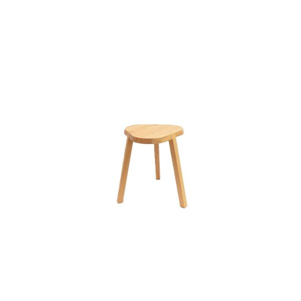 Der Mainzer Triangle Hocker ist ein schlichter dreibeiniger Holzhocker aus nachhaltigen Materialien und traditioneller Handwerkskunst, der mit einer hellen Beschichtung versehen ist, hier auf weißem Grund.