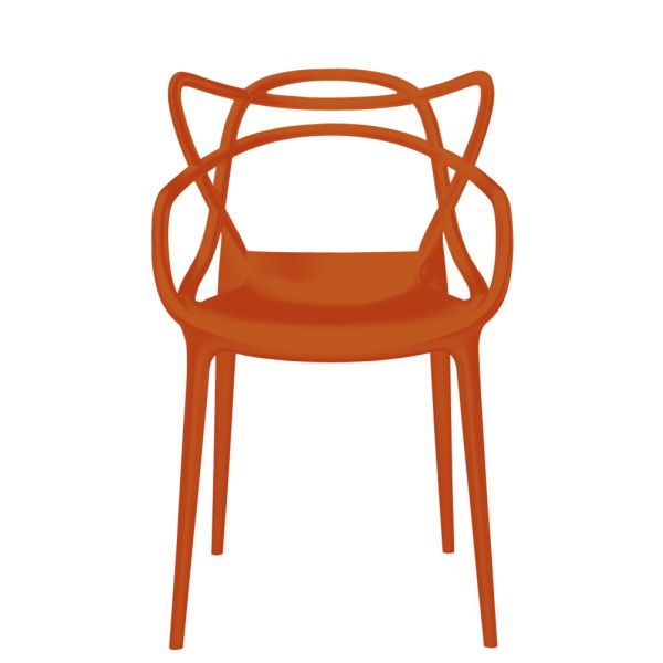 Vorderansicht des Masters (rostbraun) Stuhls von Kartell, entworfen von Philippe Starck, mit seiner raffiniert geschwungenen Rückenlehne und den schlanken, eleganten Beinen.