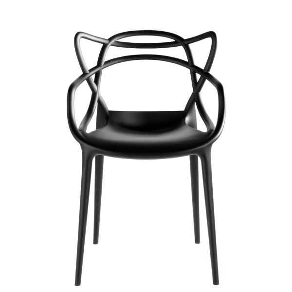 Der Masters (schwarz) Stuhl von Kartell, entworfen von Philippe Starck, zeichnet sich durch eine aufwändig geschwungene Rückenlehne aus und ist in der Vorderansicht auf weißem Hintergrund zu sehen.