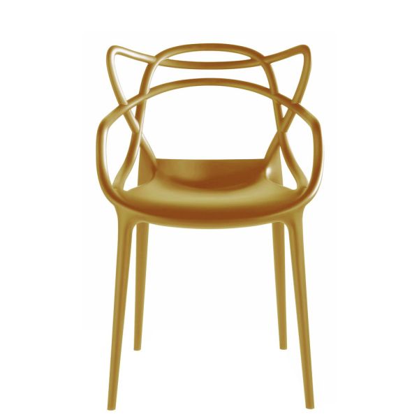The Masters (senf) ist ein moderner, goldener Stuhl, der von Philippe Starcks ikonischem Design inspiriert ist. Er zeichnet sich durch eine filigrane, skulpturale Rückenlehne und weiche, geschwungene Linien aus.
