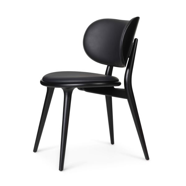 Der Dining Chair (Buche schwarz gebeizt) ist ein moderner schwarzer Esszimmerstuhl mit abgerundeter Rückenlehne und Sitzfläche auf vier abgewinkelten Beinen, entworfen von Space Copenhagen, abgebildet vor einem weißen Hintergrund.