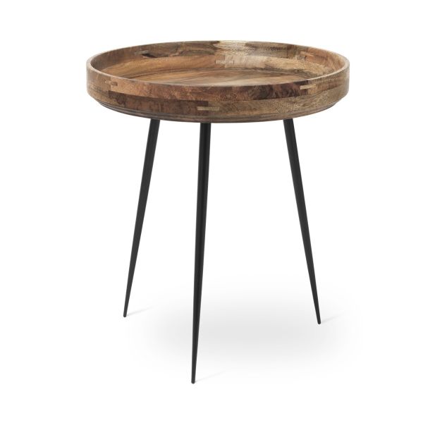 Der Bowl Table M ist ein runder Beistelltisch aus Holz mit erhöhtem Rand und drei schlanken, schwarzen Metallbeinen, die skandinavisches Design auf weißem Hintergrund präsentieren.