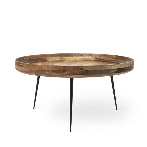 Der Bowl Table XL (natur) hat eine runde Holztischplatte mit erhöhtem Rand und vier schlanke, schwarze Metallbeine, die das skandinavische Design unterstreichen, vor einem weißen Hintergrund.