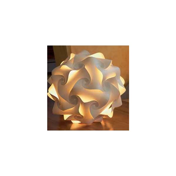 Das Sphere Lichtobjekt (Ø 47 cm) ist eine geometrische, leuchtend weiße Papierlampe mit wirbelnden, ineinandergreifenden Formen, die auf einer Holzoberfläche ruht - ein exquisites Beispiel für handgefertigte Leuchten.