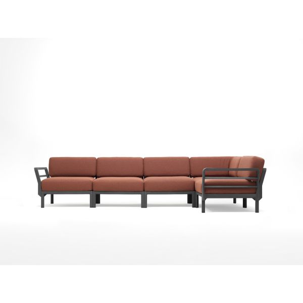 Ein modernes Sofa „Maximo 5“ mit rostfarbenen Kissen, einem dunklen Metallgestell und Armlehnen an beiden Enden, präsentiert vor einem schlichten weißen Hintergrund.