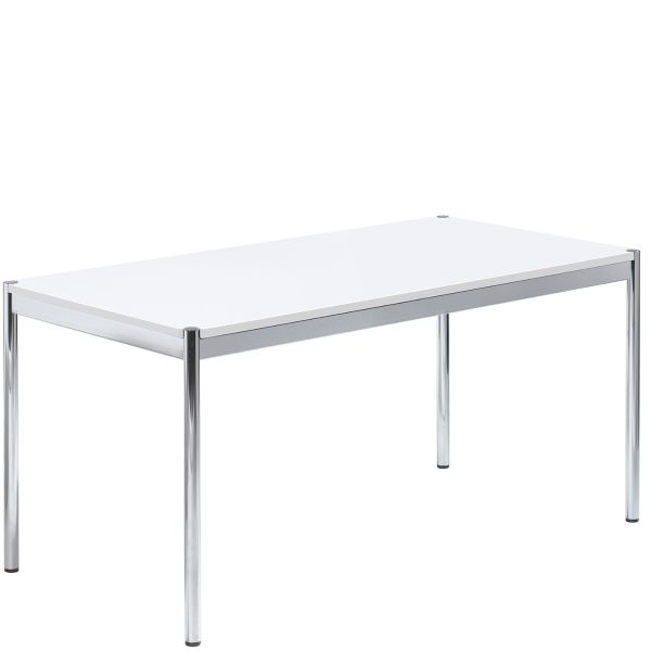 Der USM Haller Tisch MDF, ein rechteckiger Bürotisch mit weisser, pulverbeschichteter Platte und Metallbeinen, steht auf weissem Grund.
