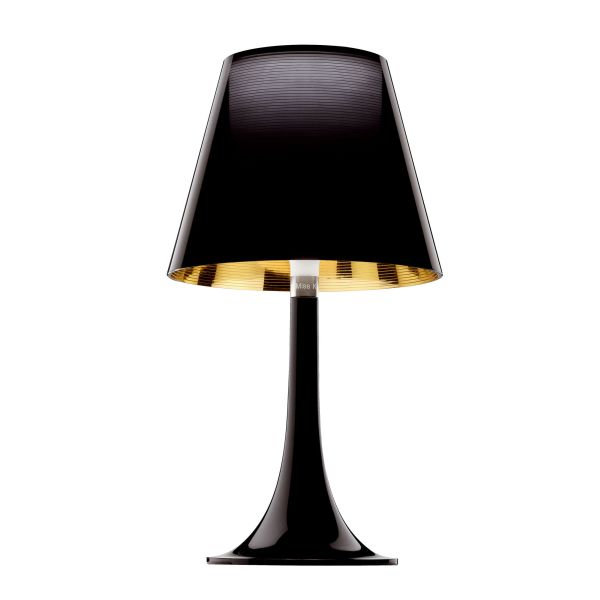 Die Miss K (aluminium-beschichtet schwarz) ist eine moderne schwarze Tischleuchte mit einem breiten, glänzenden Schirm und einem geschwungenen Sockel, inspiriert durch das ikonische Design der Flos Miss K Tischleuchte, dargestellt vor einem weißen Hinterg