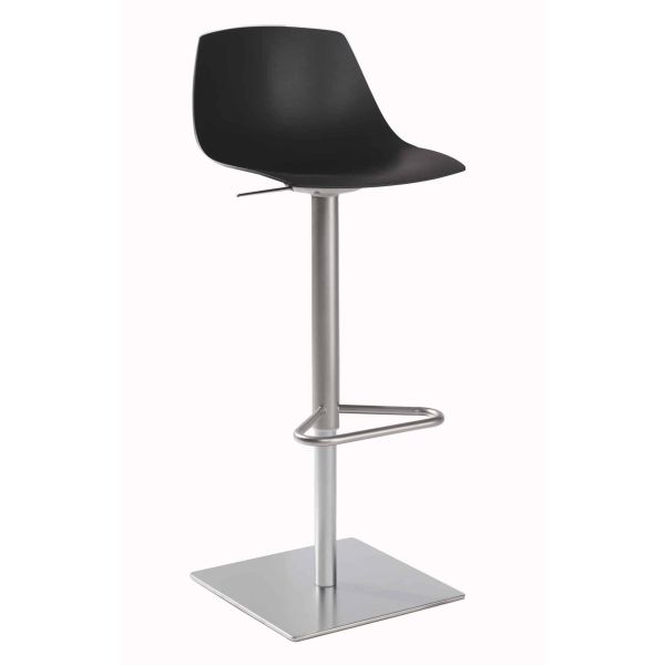 Moderner, höhenverstellbarer miunn Barhocker (schwarz gebeizt) von lapalma mit geschwungenem Sitz, Metall-Pedestal-Basis und Fußstütze - vor schlichtem Hintergrund.