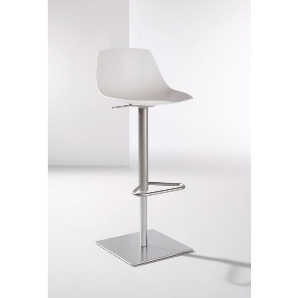 Ein gebrauchter miunn Barhocker (weiß lackiert / Baydur®-Kunststoff) mit geschwungener Sitzfläche und höhenverstellbarem Metallfußgestell sowie einer rechteckigen Fußstütze, vor einem schlichten weißen Hintergrund.
