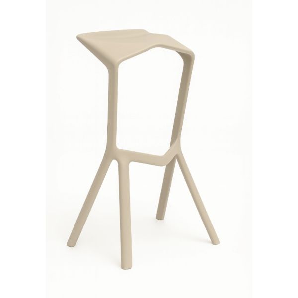 Der Barhocker Miura (beige) zeichnet sich durch ein modernes, minimalistisches geometrisches Design mit vier Beinen aus und ist zur einfachen Aufbewahrung stapelbar, hier vor einem weißen Hintergrund.