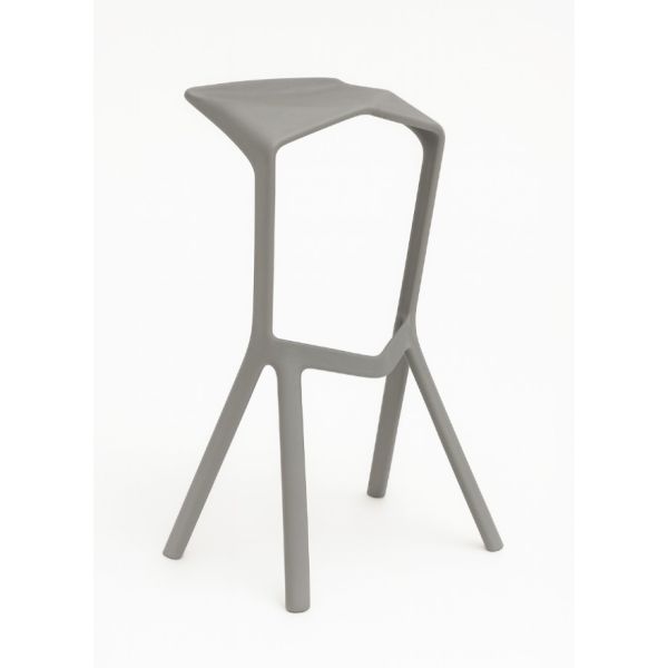 Der Miura (grau) ist ein moderner, minimalistischer grauer Barhocker mit kantiger Sitzfläche und vier gespreizten Beinen, entworfen von Konstantin Grcic, abgebildet auf weißem Hintergrund.