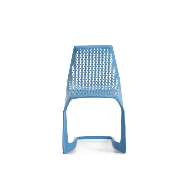 Der Stuhl Myto (hellblau NCS S-1060-B) ist ein moderner blauer Freischwinger aus Kunststoff, entworfen von Konstantin Grcic, mit einer perforierten Sitzfläche und Rückenlehne aus Ultradur, von vorne gesehen auf einem weißen Hintergrund.