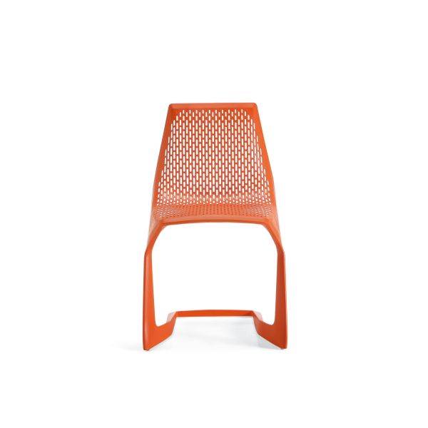 Der Stuhl Myto (reinorange RAL 2004) mit perforierter Rückenlehne und Sitzfläche wurde von Konstantin Grcic entworfen, besteht aus BASF Ultradur und ist von vorne vor weißem Hintergrund zu sehen.