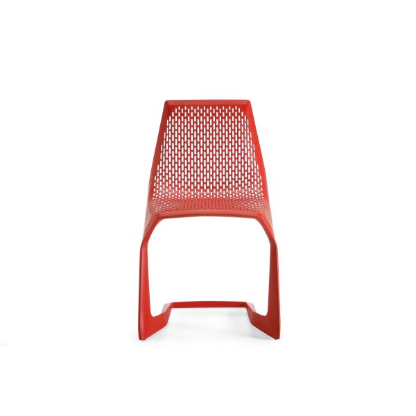 Der Myto (verkehrsrot RAL 3020) ist ein moderner roter Kunststoffstuhl mit perforierter Sitzfläche und Rückenlehne, der von Konstantin Grcic aus BASF Ultradur entworfen wurde. Er ist frontal vor einem weißen Hintergrund abgebildet.