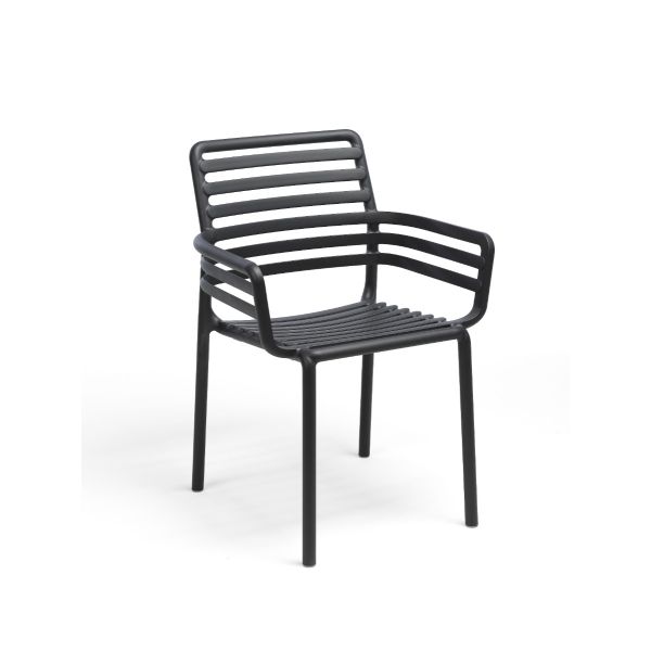 Der Doga-Sessel (Anthrazit) ist ein moderner schwarzer Outdoor-Sessel mit horizontalen Lamellen an Sitzfläche, Rückenlehne und Armlehnen, der aus Kunststoff gefertigt ist und sich von einem schlichten weißen Hintergrund abhebt.